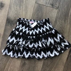 💜4/$10 3/$8 Black &white layered skirt w shorts